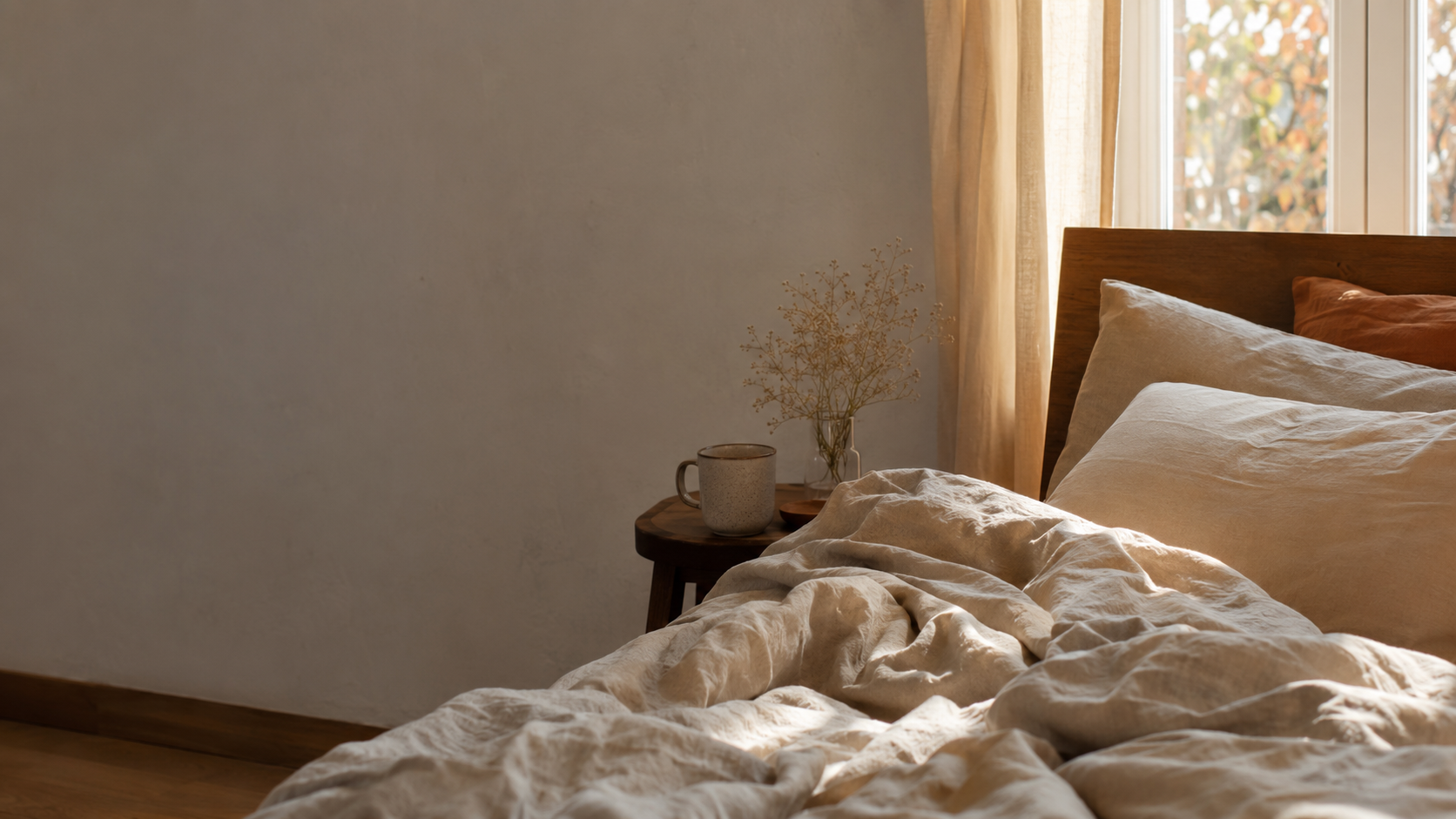 Ungemachtes Bett im warmen Morgenlicht als Sinnbild für das innere Aufstehen an schweren Tagen